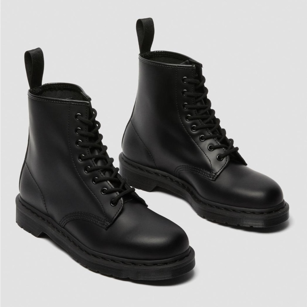 Doc Martens 1460 Mono Smooth – US Women’s 7 (VEGAN, ALL-BLACK)